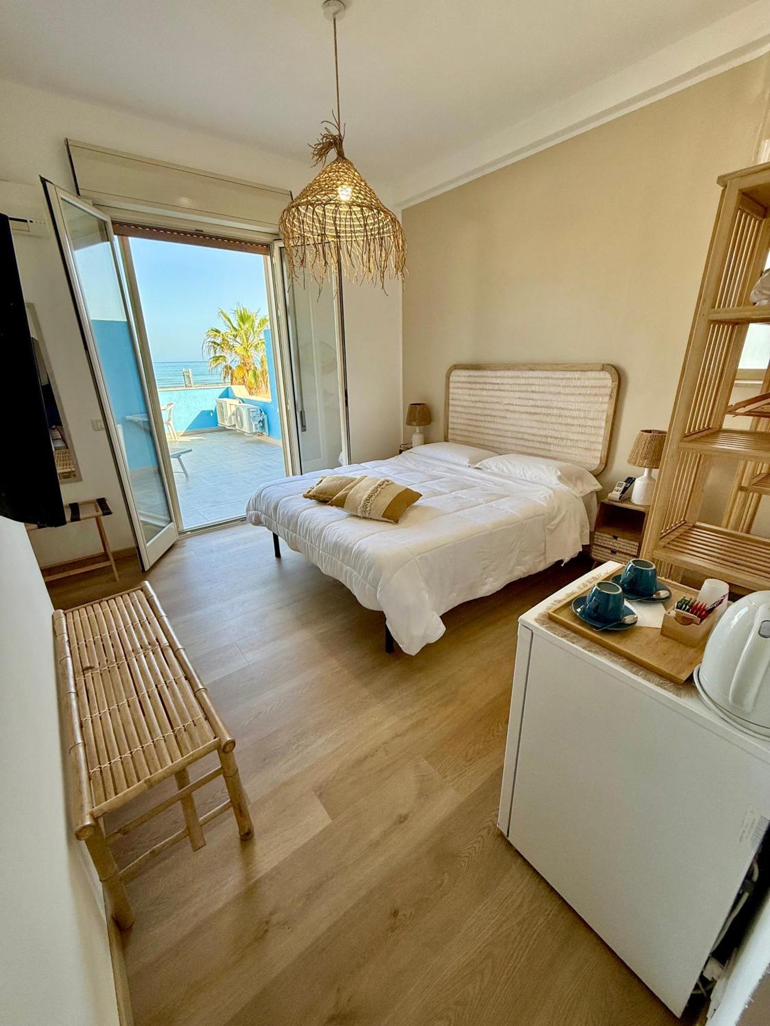 Terrazze Sul Mare Bed & Breakfast Pozzallo Bagian luar foto